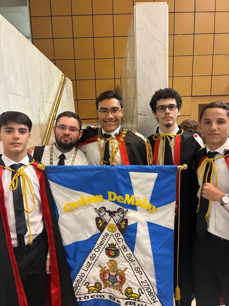 DeMolays com capas e o estandarte