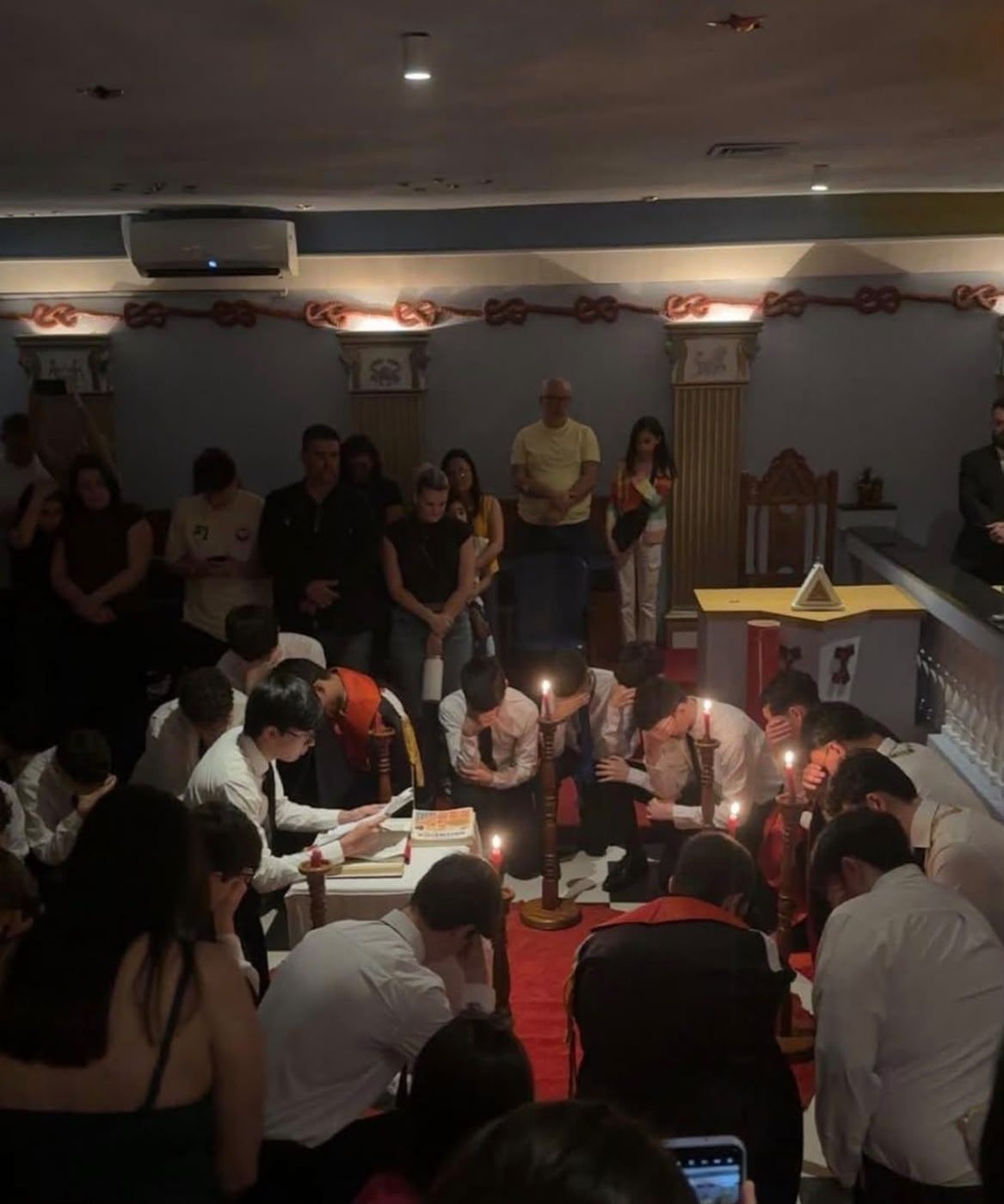 Cerimônia pública à luz de velas